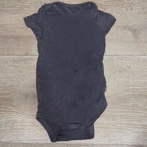 Kyte Baby Bodysuit in Charcoal Size 6-12 Months